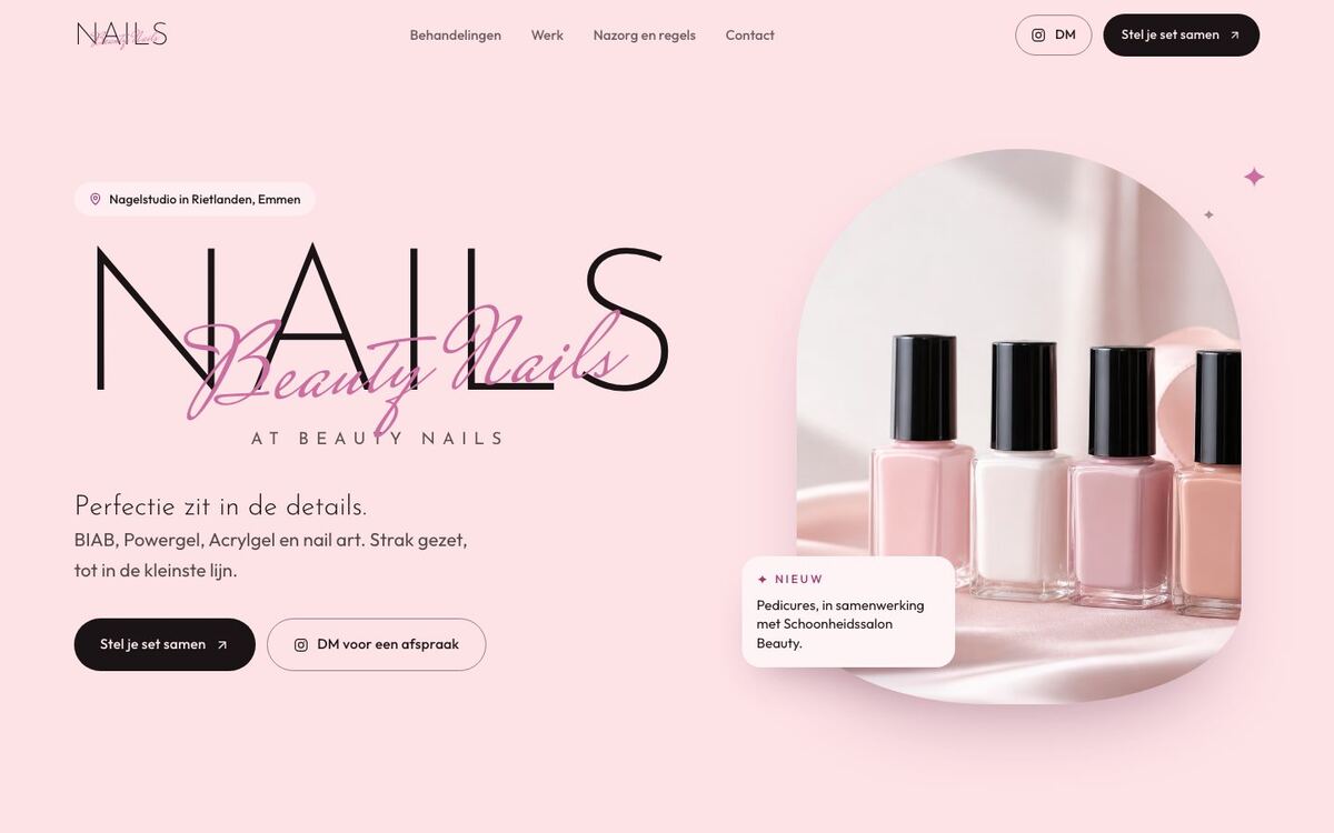 De website van AT Beauty Nails op een laptop