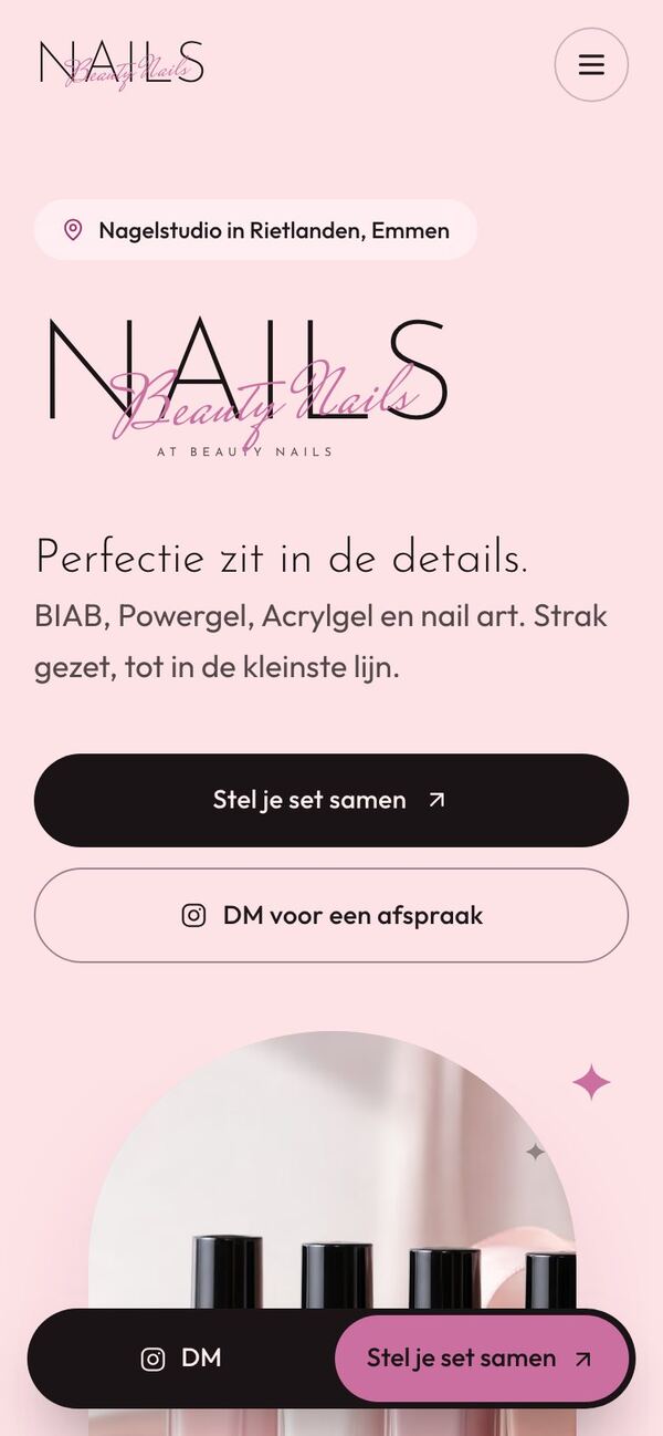De website van AT Beauty Nails op een telefoon