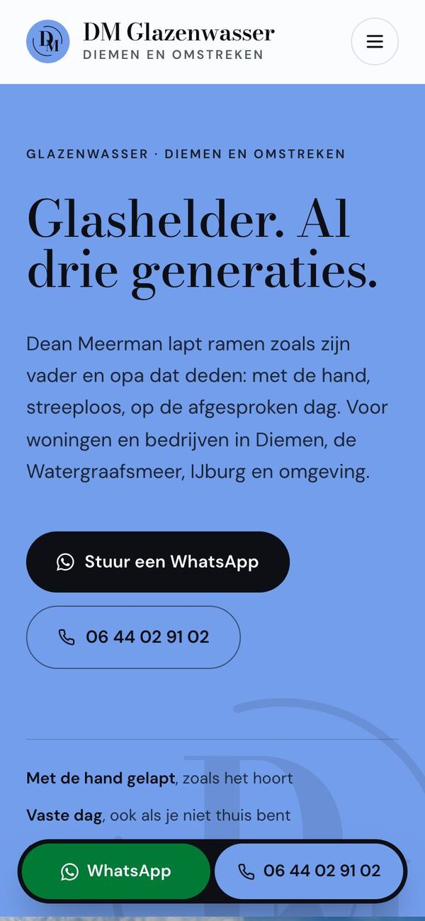 De website van DM Glazenwasser op een telefoon