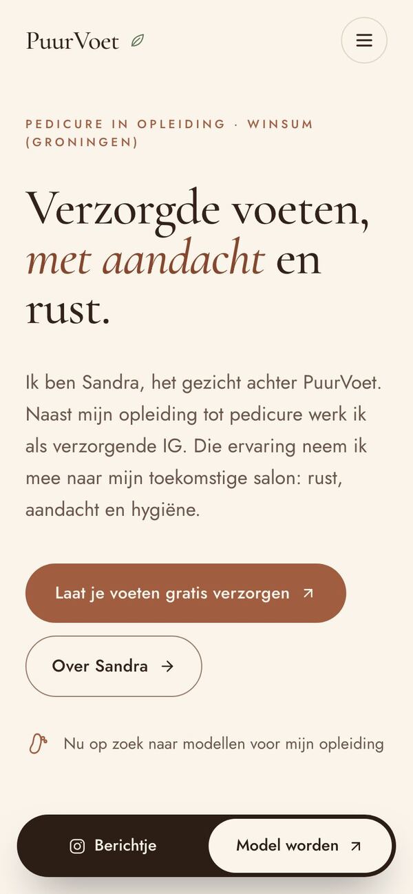 De website van PuurVoet Pedicure op een telefoon