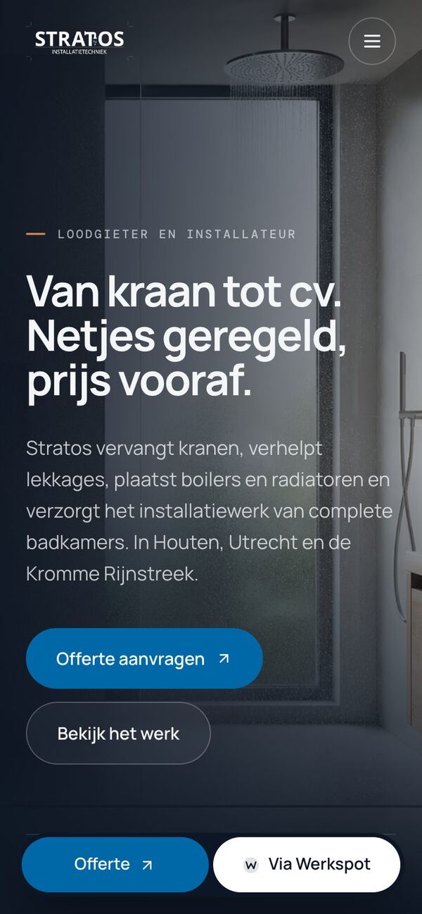 De website van Stratos Installatietechniek op een telefoon